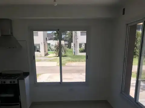 VENTA – INMEJORABLE CASA 4 AMBIENTES EN BARRIO PRIVADO – ¡A ESTRENAR!