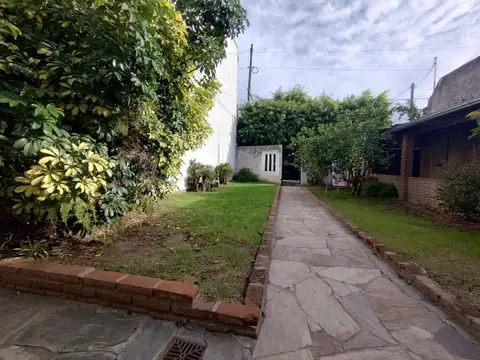 CASA EL PALOMAR 5 AMB. CON JARDÍN COCHERA PARRILLA