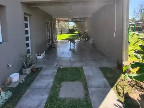 Casa 6 ambientes con 2 baños