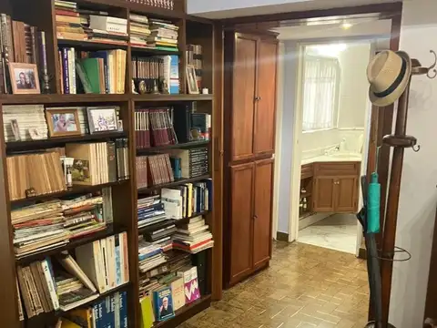 Amplia vicienda en esquina 4 ambientes y garage varios autos