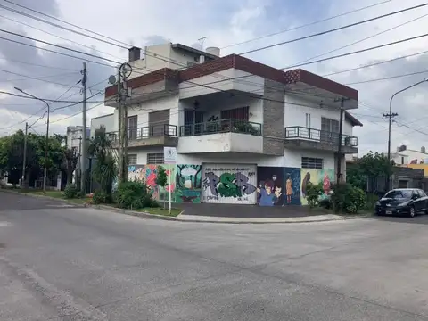 Amplia vicienda en esquina 4 ambientes y garage varios autos
