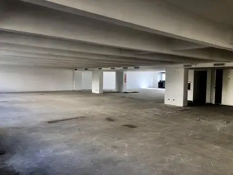 Oficina en Alquiler con 3 cocheras