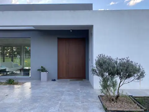 Casa 7 ambientes con 2 baños