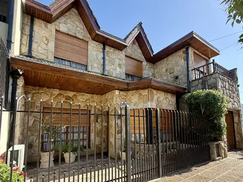 *CHALET 4 AMBIENTES CON GARAGE PARA 3 AUTOS