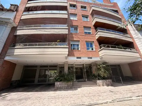 Semi piso de 3 dormitorios c/ 2 cocheras y baulera en venta en Caballito