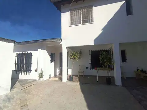 Casa 6 ambientes con 2 baños