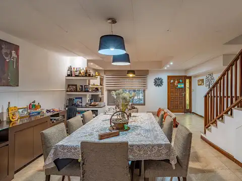 Casa 8 ambientes con 2 baños