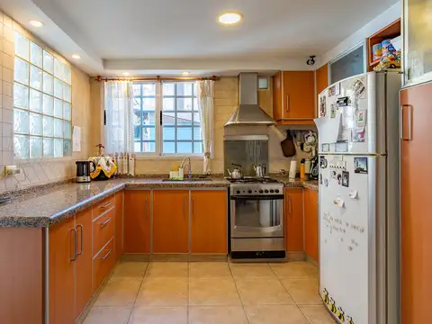 Casa 8 ambientes con 2 baños