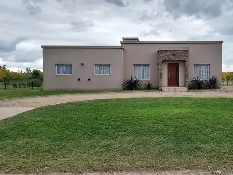 CASA 4 AMBIENTES BARRIO CERRADO LUJAN FINANCIACION