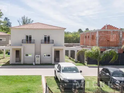 Departamento de tres ambientes en venta en Saravi Village