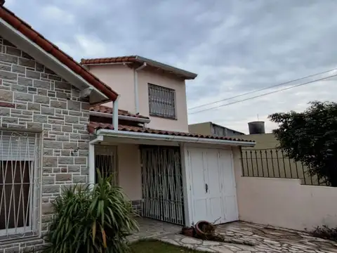 Casa 5 ambientes con 2 baños