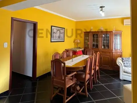 CASA DE TRES DORMITORIOS CON PATIO Y PILETA