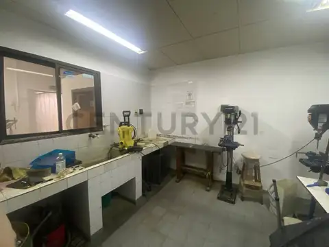 Industrial + oficinas - 400m2  - Barrio Industrial