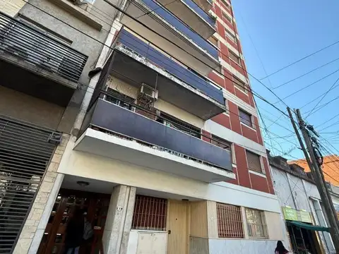 2 AMBIENTES a 200 metros de Pza. ALSINA BAJAS EXPSAS.