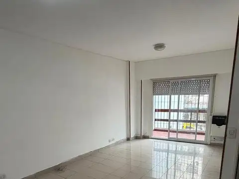 Venta de Departamento de 2 amb con cochera fija , al frente.  Caballito