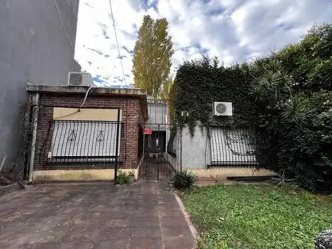 CASA DE 4 AMBIENTES CON COCHERA, PATIO Y TERRAZA