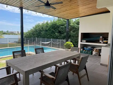 Casa en Alquiler con 4 cocheras