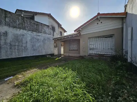 Alfredo Guido al 3700 E/Manuel García y Rafael Obligado