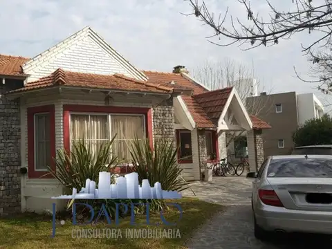 Casa en Venta con 2 cocheras