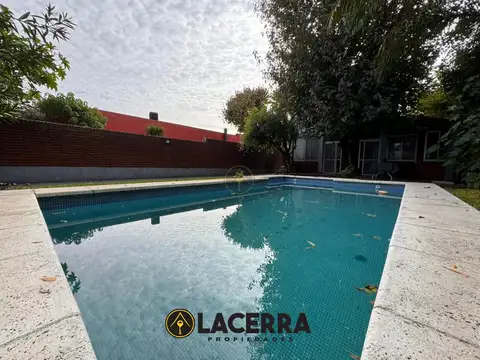 CASA 5 AMBIENTES CON PATIO Y PISCINA