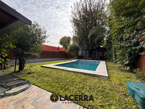 CASA 5 AMBIENTES CON PATIO Y PISCINA