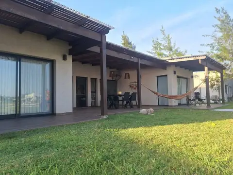 Casa en Alquiler con 2 cocheras