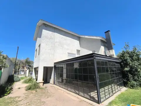 Casa 9 ambientes con 3 baños