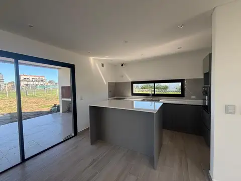 Casa 4 ambientes con 3 baños