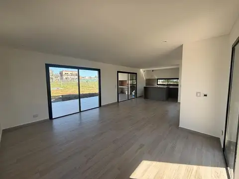 Casa en Venta en Pilar del Este - Santa Lucia, USD 225.000