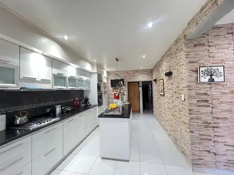 Casa 5 ambientes con 2 baños