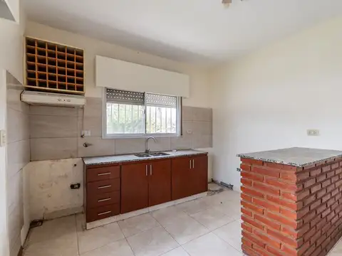 Casa 8 ambientes con 2 baños