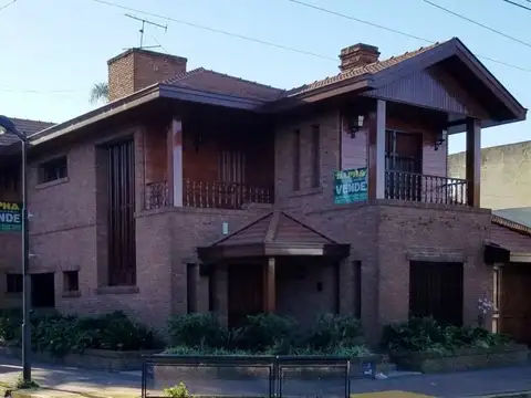 Chalet de categoría de 6 amb. con quincho en venta | Berazategui Centro