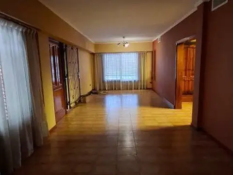 Casa 6 ambientes con 4 baños