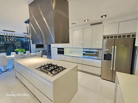 Casa 7 ambientes con 4 baños