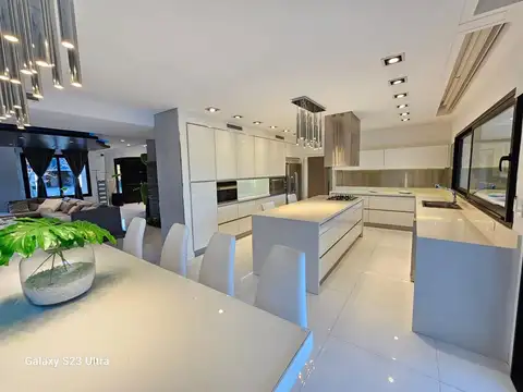 Casa en Alquiler con 8 cocheras
