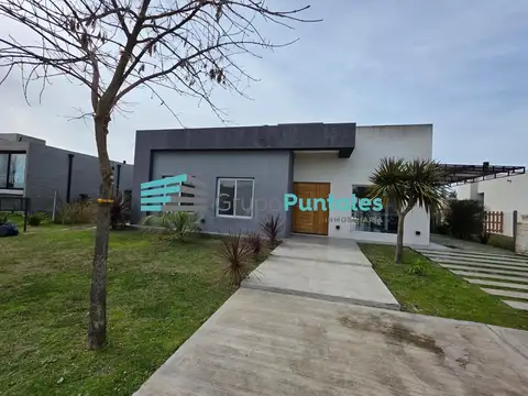 Casa en  una planta en Barrio San Felipe Canning con piscina