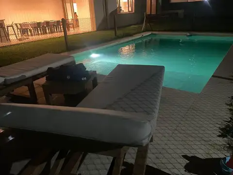 Casa en Alquiler Temporal con 2 cocheras