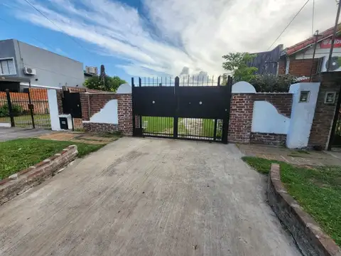 CASA A LA VENTA EN EL CENTRO DE MERLO - BS.AS.