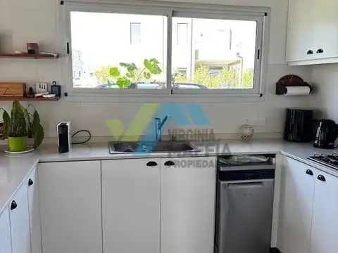 Casa 4 ambientes con 2 baños