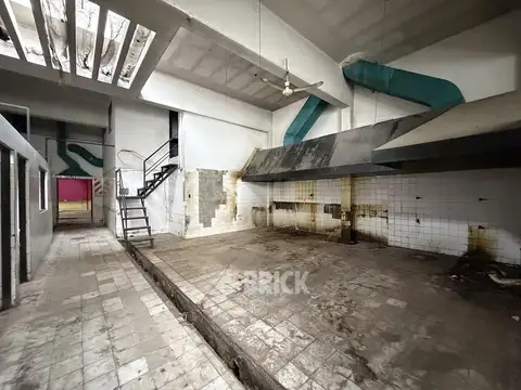 (A REFAC) ESPECTACULAR LOCAL EN HIPOLITO YRIGOYEN AL 8200 - APTO TODO DESTINO 1200 M2 CUBIERTOS