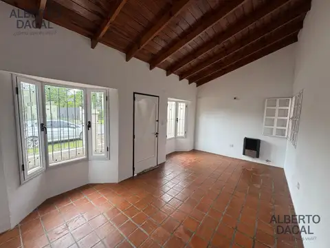 Casa en Alquiler con 2 cocheras