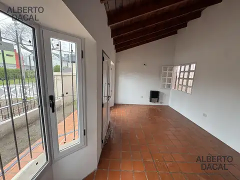CASA EN ALQUILER TODA EN UNA PLANTA, 2 DORMITORIOS AMPLIO PARQUE