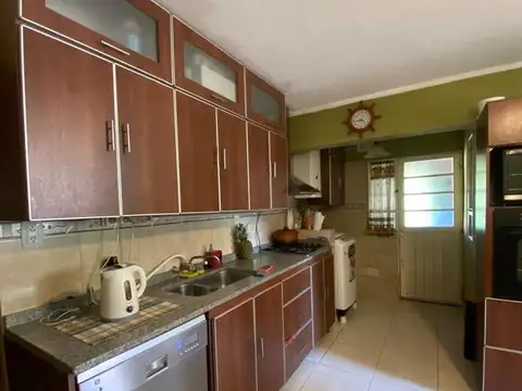 CASA CON PATIO Y PILETA