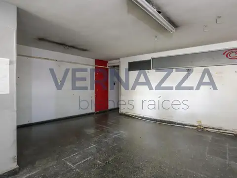 Exclusica ubicación: local sobre Av. Carabobo, a pasos de Av. Rivadavia!