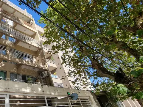 EN VENTA DEPARTAMENTO DE DOS AMBIENTES EN EL PALOMAR CON BALCON CORRIDO Y COCHERA - FICHA 6239