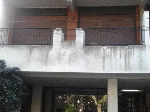 TRES AMBIENTES CON COCHERA EN QUILMES CENTRO. FRENTE A PLAZA SAN MARTIN.