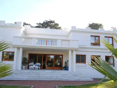 Casa en Alquiler con 10 cocheras