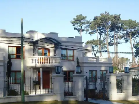 Casa  en Venta en Playa Mansa, Punta del Este, Punta del Este / Maldonado FINANCIAMIENTO