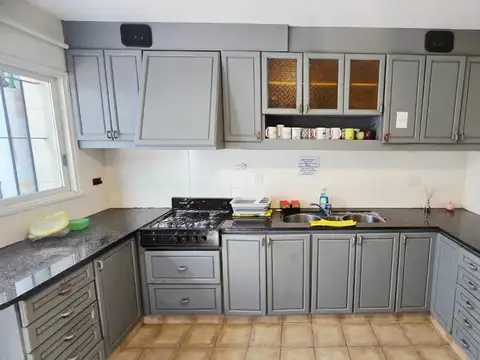 Casa 18 ambientes con 2 baños