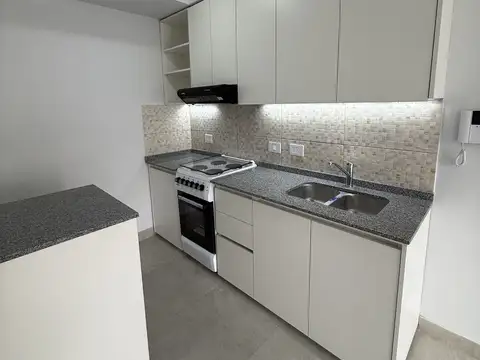 Monoambiente en planta alta con terraza amplia. Cochera opcional